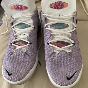 NIKE LEBRON XVIII 18 GRAFFITI
BASKETBALL SHOES BLUE